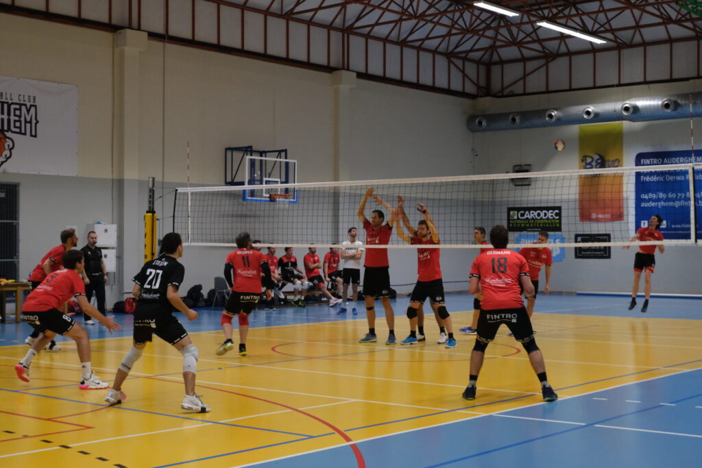 Nos deux N3H se sont affrontés dans un premier match de volley ball. Mise en jeu avec un service, vue d'ensemble