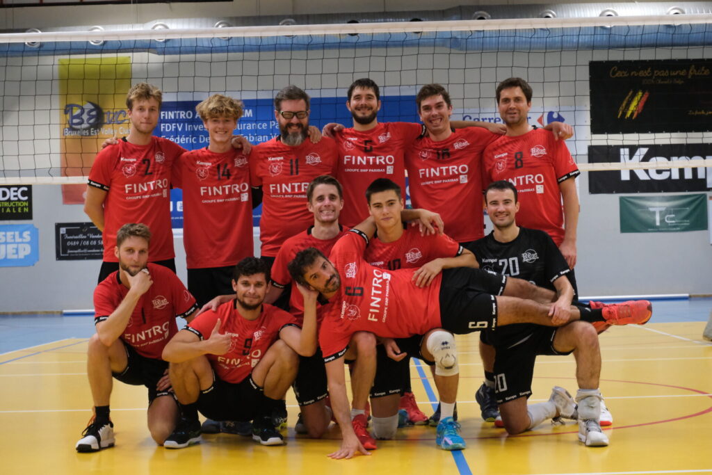 Photo d'équipe de notre Nationale 3H au Bruxelles Est Volley Club.