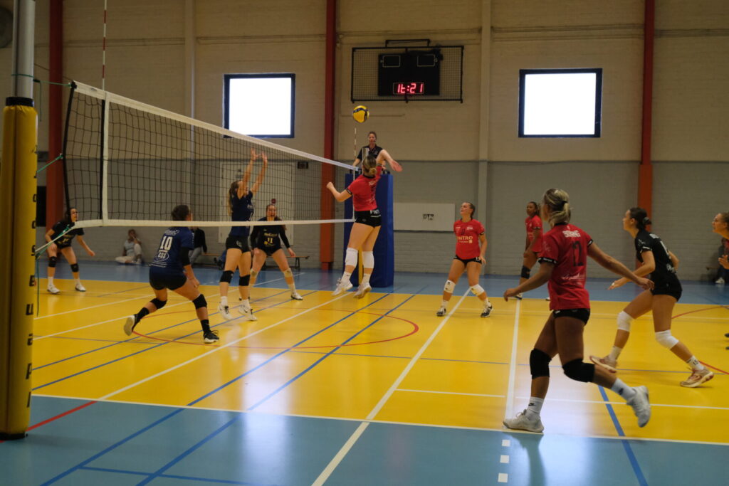 Une attaque du centre de BEVC lors de leur premier match de championnat à domicile - N3D BEVC